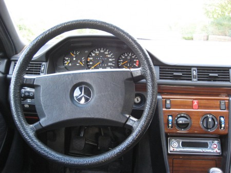 Daar zitten we dus 3 weken tegenaan te kijken. In 1990 wel ABS, maar geen airbag.