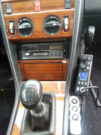 De cockpit met een 27Mc bakkie en extra 12 volt stopcontacten 